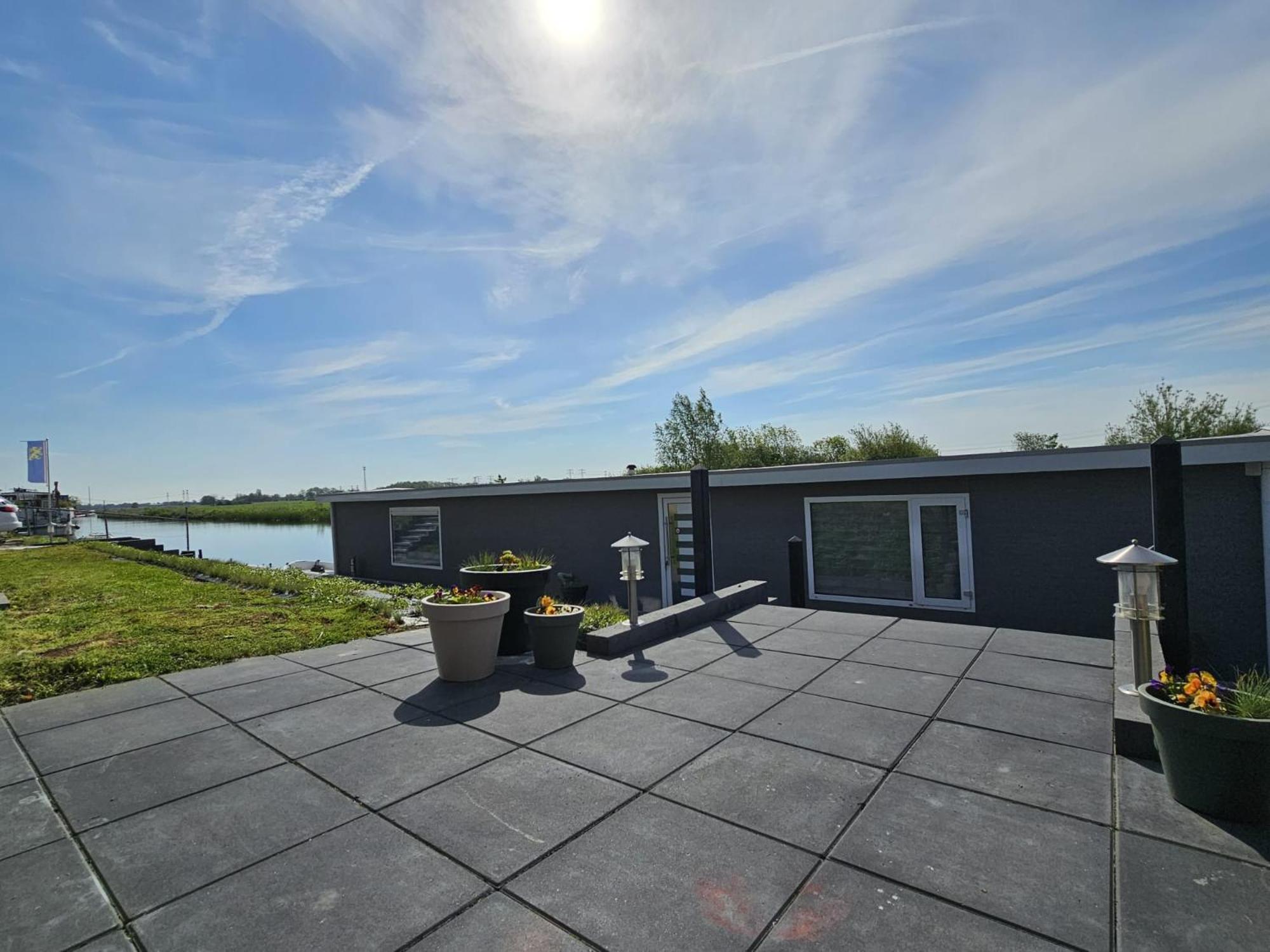 Luxe Woonboot In De Natuur Evt Met Console Bootje! Leeuwarden Exterior foto